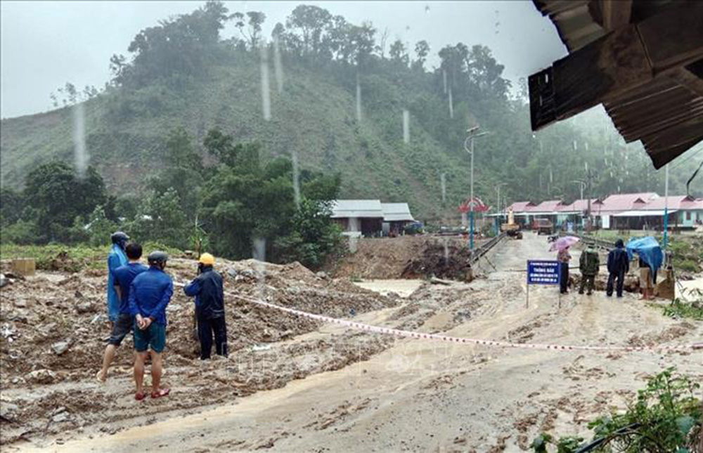 Quảng Nam: Mưa lớn khiến nhiều tuyến đường sạt lở